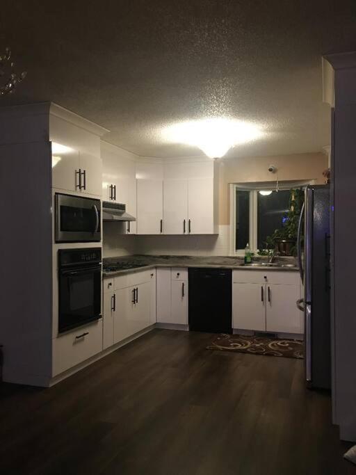 Renovated 4 Bedrooms 20 Sleeps Shopping Mall Edmonton Exteriér fotografie