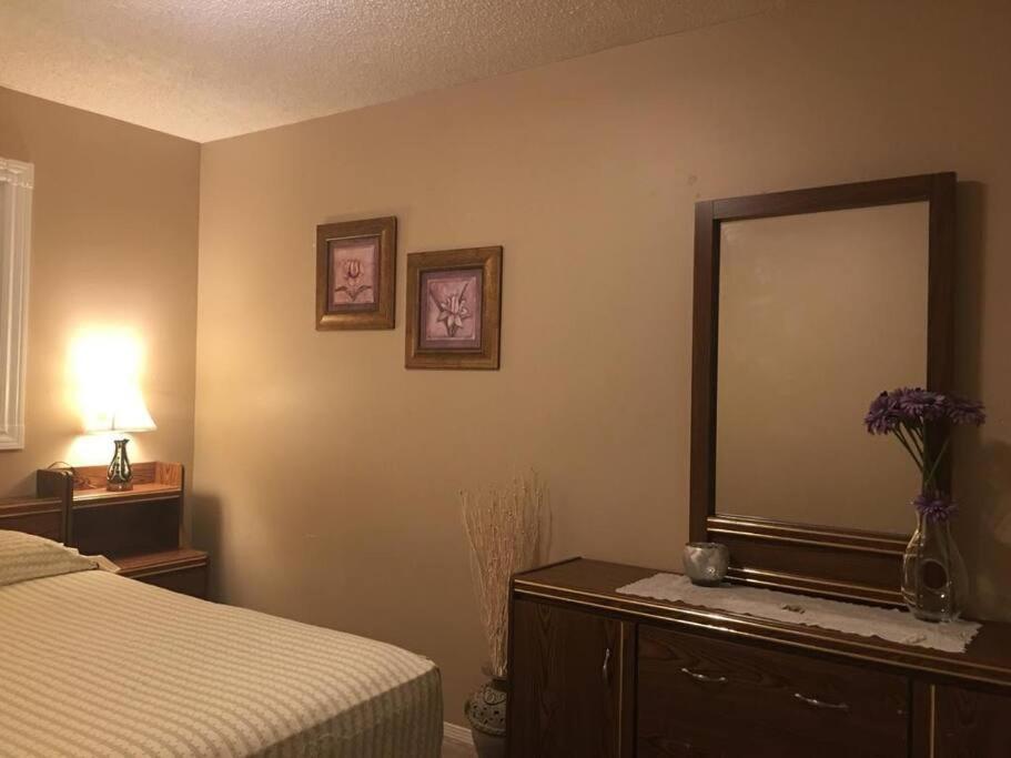 Renovated 4 Bedrooms 20 Sleeps Shopping Mall Edmonton Exteriér fotografie